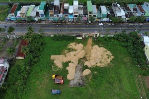 Sân vận động Sơn Tịnh bị bỏ hoang.