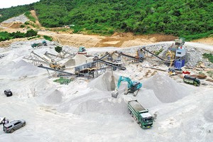 Nhu cầu các vật liệu thông thường như đất đắp, đá, cát xây dựng phục vụ dự án giao thông rất lớn. 