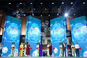 Các đại biểu thả bóng bay khai mạc chưng trình "Du lịch Hà Nội chào 2023 - Get on Hanoi 2023". (Ảnh: Hồ Hạ) 