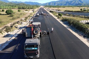 Thảm bê tông nhựa cao tốc Vĩnh Hảo - Phan Thiết.