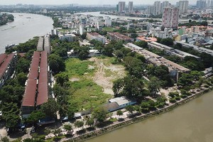 Khu đất trống là 2 cụm chung cư thuộc 8 chung cư lô số Thanh Đa đã tháo dỡ, khởi công từ tháng 4/2022 rồi “đứng hình” tới nay