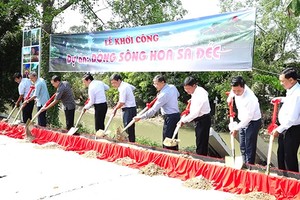 Lãnh đạo tỉnh Đồng Tháp và TP. Sa Đéc thực hiện nghi thự khởi công Dự án Dòng sông Hoa Sa Đéc, ảnh: Hoài Thảo 