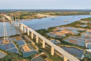 Một đoạn cao tốc Bến Lức - Long Thành thi công dang dở.