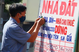 Dân môi giới bắt đầu “săn hàng” trở lại. Ảnh: Lê Toàn 