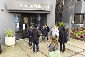Khách hàng chờ rút tiền tại Silicon Valley Bank. Ảnh: S.T