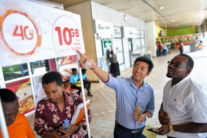 Doanh nghiệp tuần qua: Viettel Global vượt 1 tỷ USD doanh thu; Golden Gate trở lại; Ahamove cho thuê xe VinFast; Trung Nguyên đến Hàn Quốc 