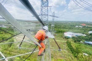 Kiểm tra đường truyền tải điện.