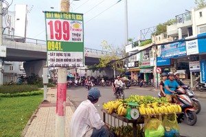 Thông tin rao bán nhà đất treo đầy trên phố. Ảnh: Việt Dũng 