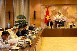 Bộ trưởng Bộ Xây dựng Nguyễn Thanh Nghị trình bày tờ trình.