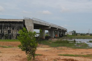 Một hạng mục thi công dang dở tại Dự án đường Hồ Chí Minh, đoạn Chơn Thành - Đức Hòa.