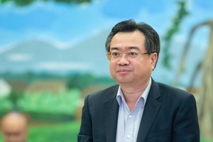 Bộ trưởng Bộ Xây dựng Nguyễn Thanh Nghị trình dự án luật.