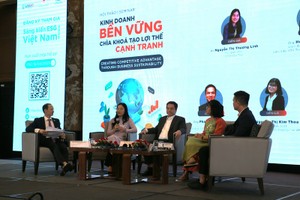 Đại diện các doanh nghiệp tham gia tọa đàm tại hội thảo Kinh doanh bền vững - chìa khóa tạo lợi thế cạnh tranh