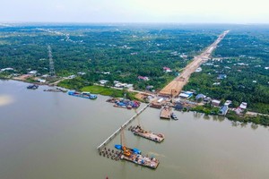 Thi công xây dựng cầu Rạch Miễu 2. (Ảnh: Đoàn Bắc).