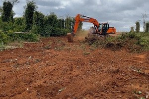 Giải phóng mặt bằng Dự án Đầu tư xây dựng đường Hồ Chí Minh đoạn tránh phía Đông TP. Buôn Ma Thuột, đoạn qua địa bàn xã Ea Ktur, huyện Cư Kuin. (Ảnh: Báo Đắk Lắk) 