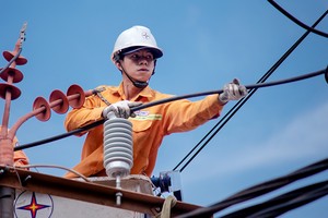 EVN lỗ lớn do giá điện chưa được điều chỉnh.