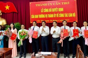 Bí thư Thành ủy Cần Thơ Lê Quang Mạnh (thứ 5 từ phải sang) và Phó Bí thư Thường trực Thành ủy, Chủ tịch HĐND TP. Cần Thơ Phạm Văn Hiểu (thứ 6 từ phải sang) trao các quyết định điều động, bổ nhiệm cán bộ. Ảnh: Thanh Tâm