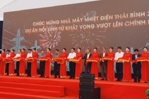 Thủ tướng Chính phủ Phạm Minh Chính, lãnh đạo các bộ, ngành và tỉnh Thái Bình cắt băng khánh thành Nhà máy Nhiệt điện Thái Bình 2. (Ảnh Bá Dương)