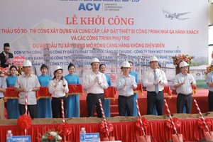 Ông Phạm Đức Toàn, Phó chủ tịch thường trực UBND tỉnh Điện Biên; ông Nguyễn Đức Hùng, Phó tổng giám đốc ACV và các đại biểu thực hiện nghi thức khởi công Gói thầu số 30.