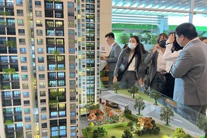 Các bất động sản đã có sổ giao dịch thông qua xác nhận của phòng công chứng. Ảnh: Dũng Minh 