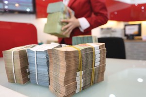 Tăng trưởng tín dụng ngân hàng: Kẻ ăn không hết, người lần chẳng ra 