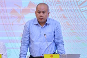 Thứ trưởng Bộ Kế hoạch và Đầu tư Đỗ Thành Trung trao đổi tại cuộc họp báo Chính phủ chiều 5/5