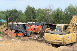 Máy móc đã được các nhà thầu thi công Gói thầu A6-3 tập kết để triển khai thi công.