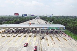 Việc thu phí sử dụng đường bộ cao tốc do Nhà nước đầu tư sẽ giúp tăng thu ngân sách để xây dựng thêm các dự án hạ tầng. Trong ảnh: Cao tốc Hà Nội - Hải Phòng. Ảnh: Đức Thanh