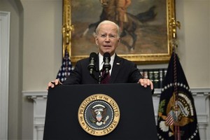 Tổng thống Mỹ Joe Biden phát biểu với báo giới sau khi gặp các nghị sỹ lưỡng đảng về trần nợ tại Washington, D.C. ngày 9/5/2023. (Ảnh: AFP/TTXVN)