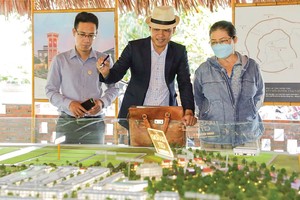 Nhà đầu tư bất động sản đi xem dự án trở lại Ảnh: Việt Dũng