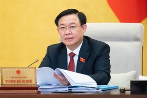 Chủ tịch Quốc hội Vương Đình Huệ phát biểu tại phiên thảo luận.