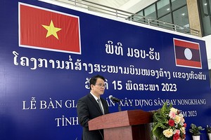 Thứ trưởng Bộ Kế hoạch và Đầu tư Trần Quốc Phương, Phó chủ tịch Ủy ban Hợp tác Việt - Lào phát biểu tại buổi lễ