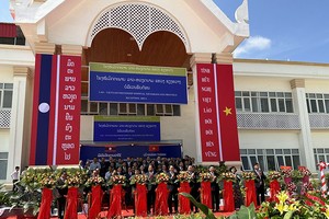 Nghi lễ cắt băng khánh thành Bệnh viện.