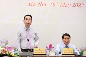 Phó trưởng ban Công tác đại biểu Nguyễn Tuấn Anh trả lời tại cuộc họp báo.