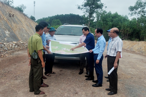 Đoàn giám sát của Ban Kinh tế Ngân sách - HĐND tỉnh Quảng Trị trong chuyến khảo sát Dự án Đường nối đường Hồ Chí Minh nhánh Đông với đường Hồ Chí Minh nhánh Tây vào ngày 15/5/2023. Nguồn: HĐND tỉnh Quảng Trị.