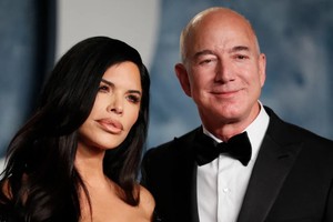 Bà Lauren Sanchez và ông Jeff Bezos. Ảnh: Reuters