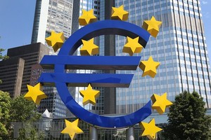 Biểu tượng đồng euro ở phía trước trụ sở Ngân hàng trung ương châu Âu (ECB) tại Frankfurt am Main, Đức. (Ảnh: AFP/TTXVN)