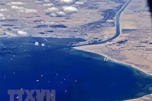 Tàu thuyền chuẩn bị di chuyển qua kênh đào Suez, Ai Cập. (Ảnh: AFP/TTXVN) 