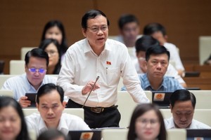 Đại biểu Vũ Trọng Kim (Nam Định) tranh luận. 