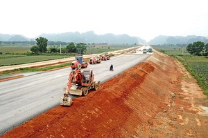 Giá vật liệu tăng khiến nhà thầu càng làm càng lỗ khi thi công Dự án Mai Sơn - Quốc lộ 45. Ảnh: Anh Minh