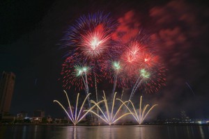 Lung linh sắc pháo đêm mở màn DIFF 2023: Việt Nam - Phần Lan 