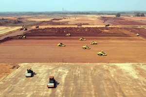 Thi công xây dựng Cảng hàng không quốc tế Long Thành giai đoạn 1. (Ảnh: P. Tùng - Báo Đồng Nai). 