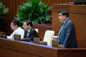 Bộ trưởng Bộ Kế hoạch và Đầu tư Nguyễn Chí Dũng phát biểu giải trình trong phiên làm việc tại Hội trường chiều ngày 8/6