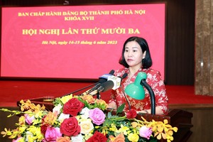 Phó bí thư thường trực Thành ủy Hà Nội Nguyễn Thị Tuyến trình bày báo cáo tại Hội nghị. 