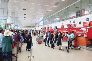 Khách hàng dễ dàng tiếp cận dịch vụ vận chuyển hàng không, với sản phẩm đa dạng, mức giá phù hợp. Ảnh: Đức Thanh