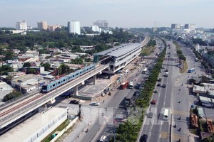 Tàu metro số 1 chạy thử nghiệm đoạn trên cao. Ảnh: Quang Châu – TTXVN 