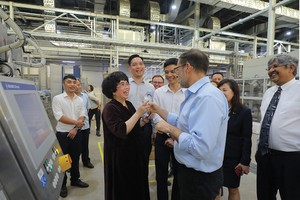 Nhà sáng lập Tập đoàn TH - Anh hùng Lao động Thái Hương đón tiếp Đại sứ Andrew Goledzinowski và phu nhân tại Nghĩa Đàn, Nghệ An 