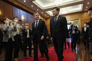 Ngoại trưởng Mỹ Antony Blinken (trái) và Bộ trưởng Ngoại giao Trung Quốc Tần Cương (phải) trước cuộc gặp tại Nhà khách Điếu Ngư Đài ở Bắc Kinh vào ngày 18/6/2023. Ảnh: AFP