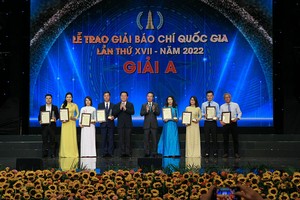 Chủ tịch nước Võ Văn Thưởng và Trưởng ban Tuyên giáo Trung ương Nguyễn Trọng Nghĩa chúc mừng các tác giả, nhóm tác giả đạt Giải A Giải Báo chí Quốc gia lần thứ XVII - năm 2022. (Ảnh: Chí Cường)