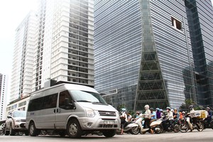 Hà Nội đang chịu áp lực lớn về giao thông đô thị, một phần do thiếu các công trình ngầm. Ảnh: Thành Nguyễn 