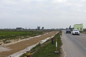 Một đoạn Quốc lộ 9 thi công dang dở.